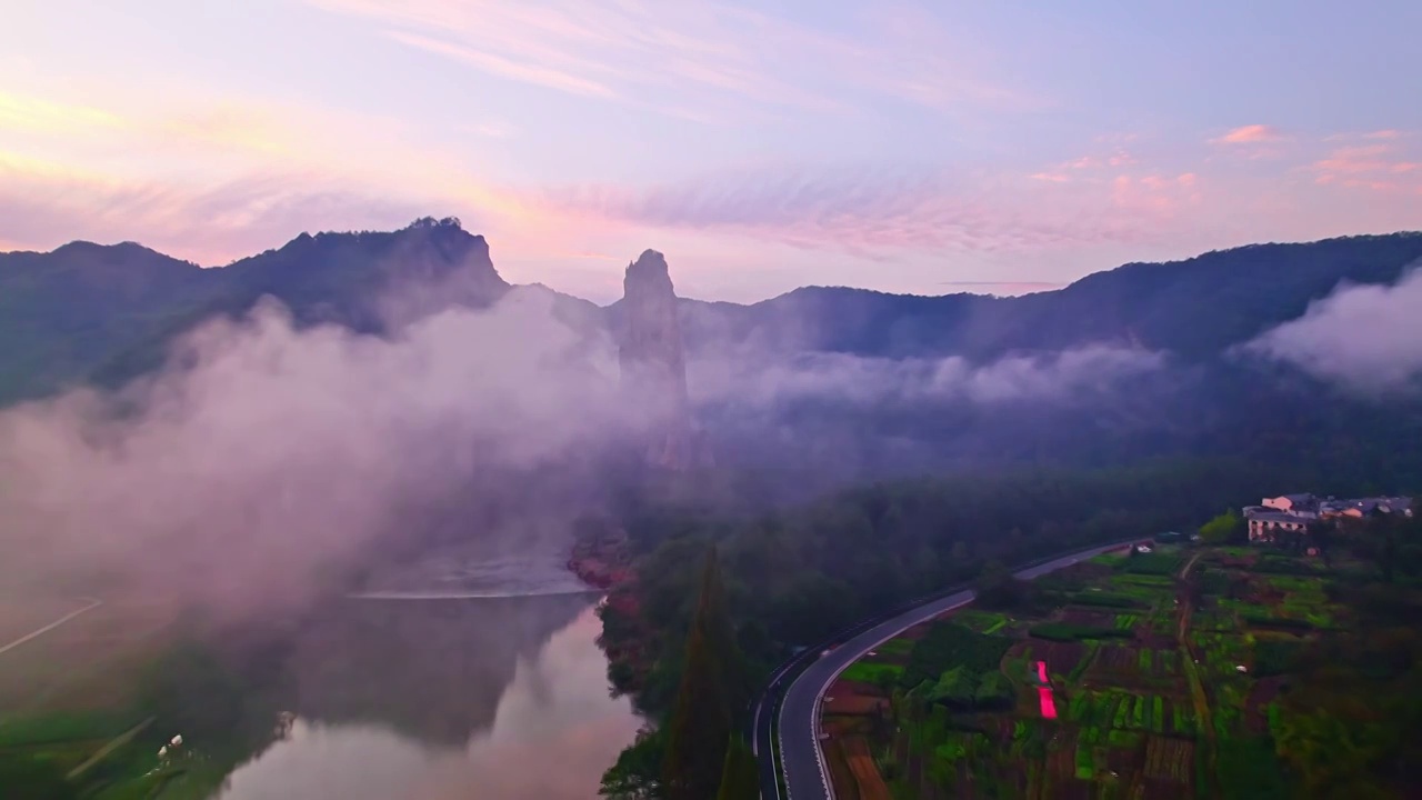 航拍丽水缙云著名景点仙都风景区鼎湖峰景点雾中美景视频素材