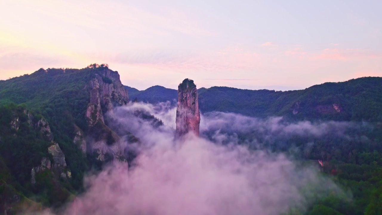 航拍丽水缙云著名景点仙都风景区鼎湖峰景点雾中美景视频素材