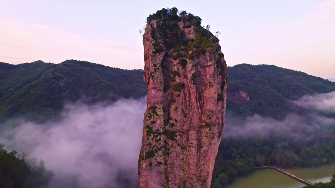 航拍丽水缙云著名景点仙都风景区鼎湖峰景点雾中美景视频素材