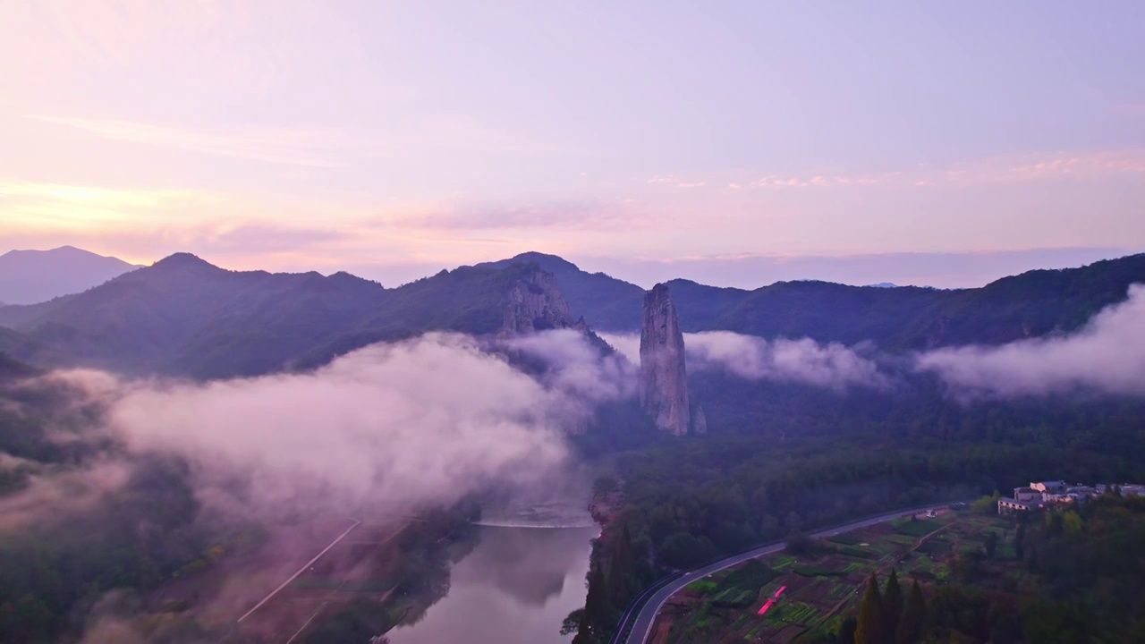 航拍丽水缙云著名景点仙都风景区鼎湖峰景点雾中美景视频素材