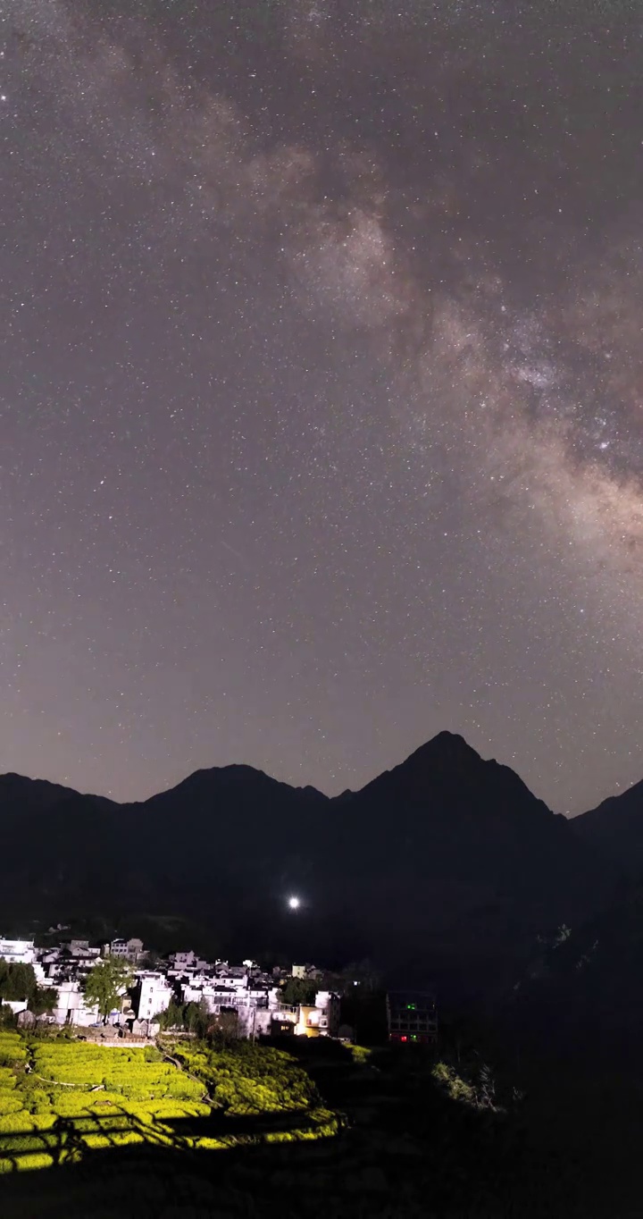 安徽省宣城市绩溪县家朋乡梅干岭观景台油菜花星空银河视频素材