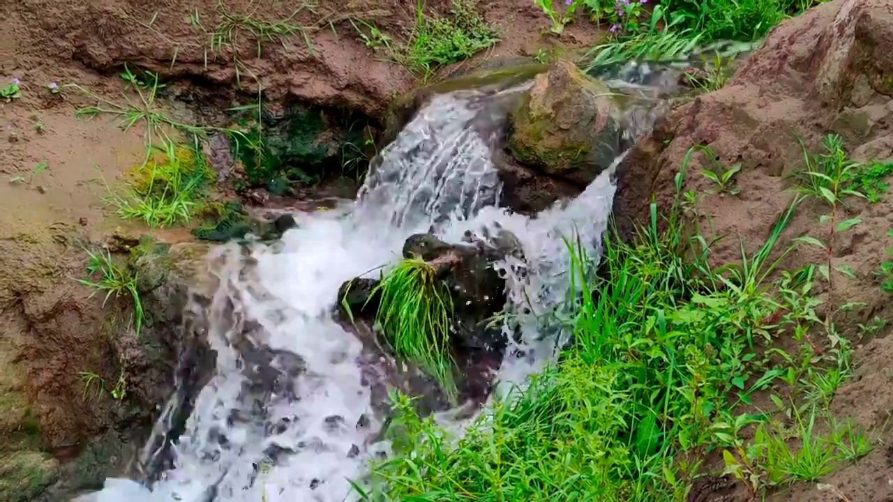 地形小溪清澈溪水河流 排污污水治理排水 雨后排水渠视频素材