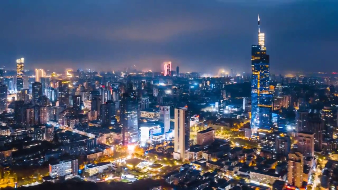 中国江苏南京紫峰大厦和城市天际线环绕延时摄影航拍夜景视频素材