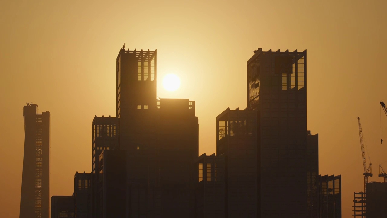 夕阳太阳从建筑群中落下视频素材