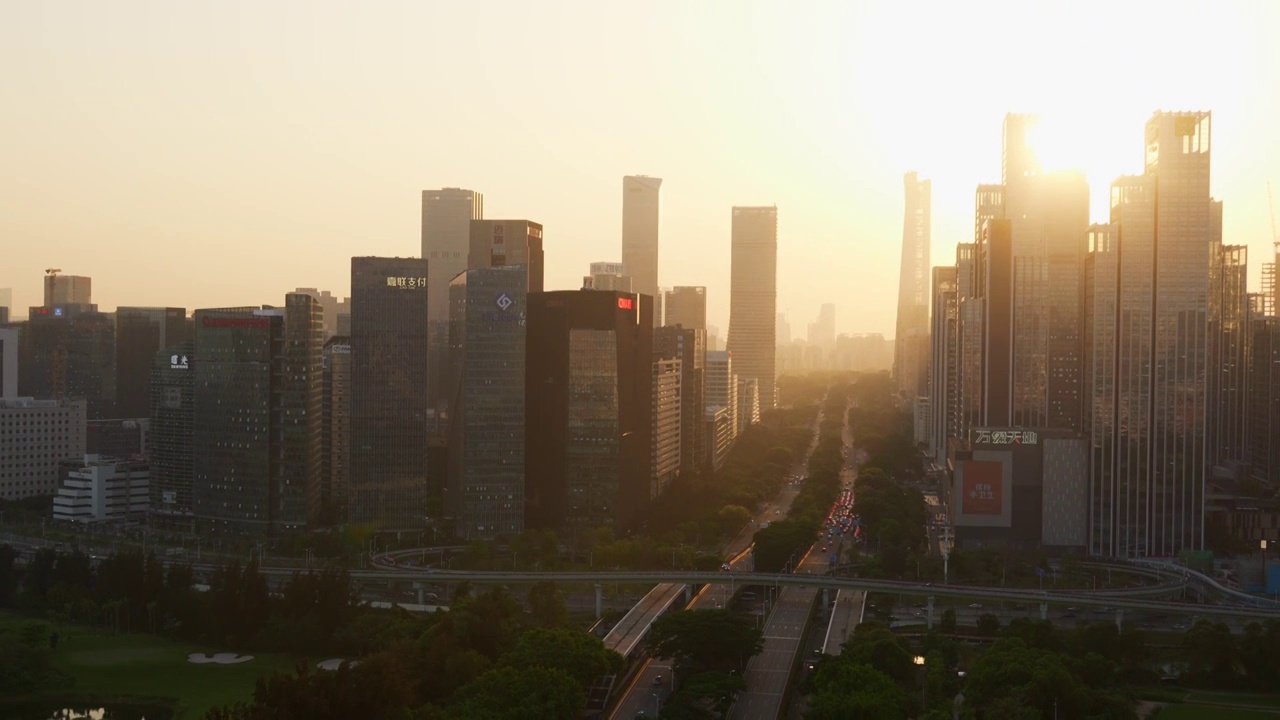 黄昏夕阳太阳从建筑群中落下视频素材