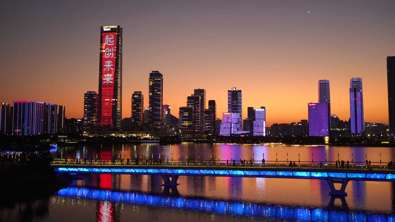 城市海湾公园夜景市民散步休闲视频素材