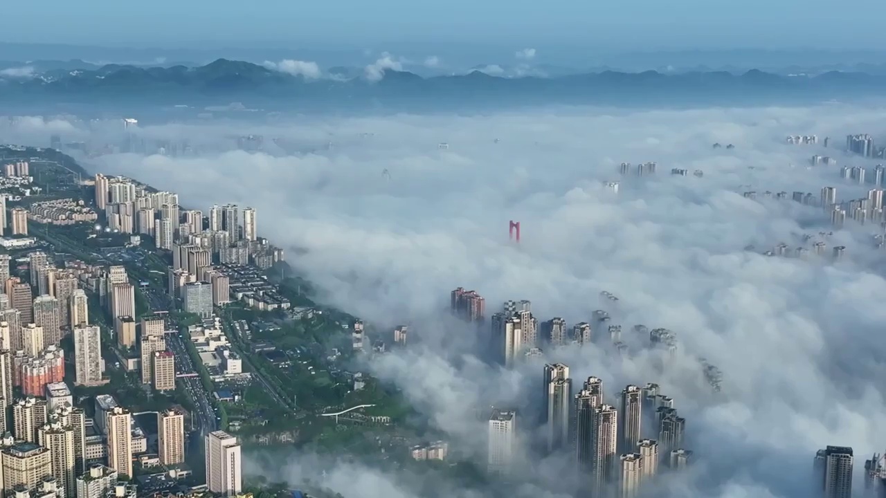 航拍都市平流雾云景视频素材