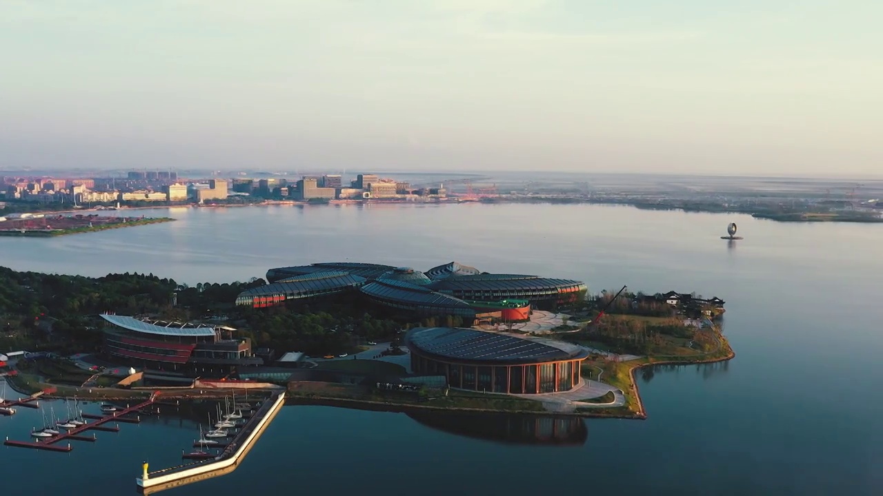 航拍上海市浦东新区临港新城滴水湖景区日出视频素材