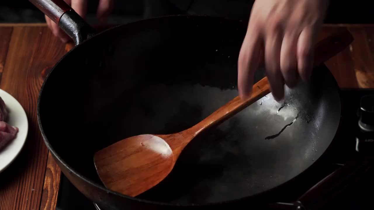 地方特色家常菜葱烧脊骨烹饪过程视频素材