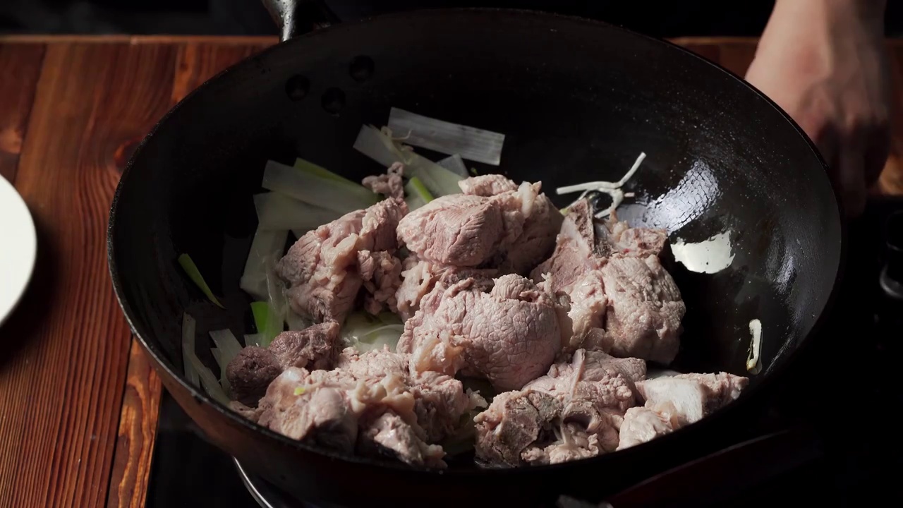 地方特色家常菜葱烧脊骨烹饪过程视频素材