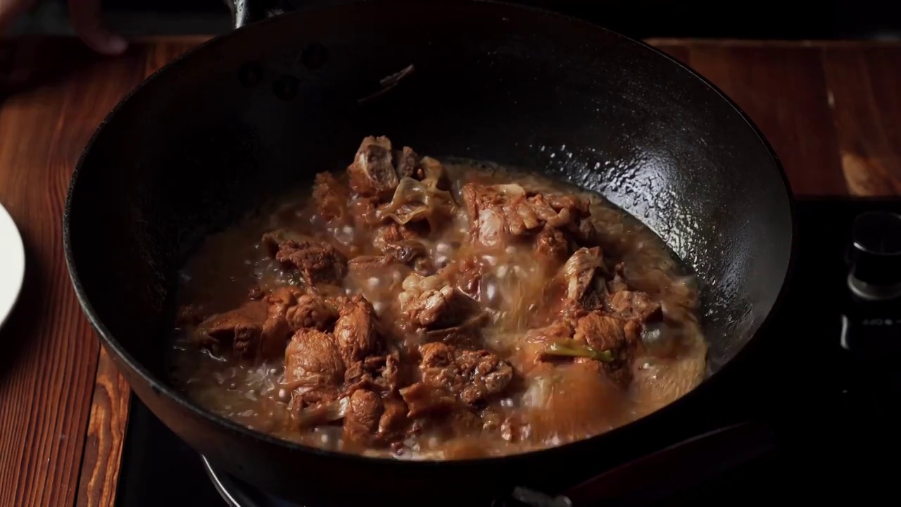 地方特色家常菜葱烧脊骨烹饪过程视频素材