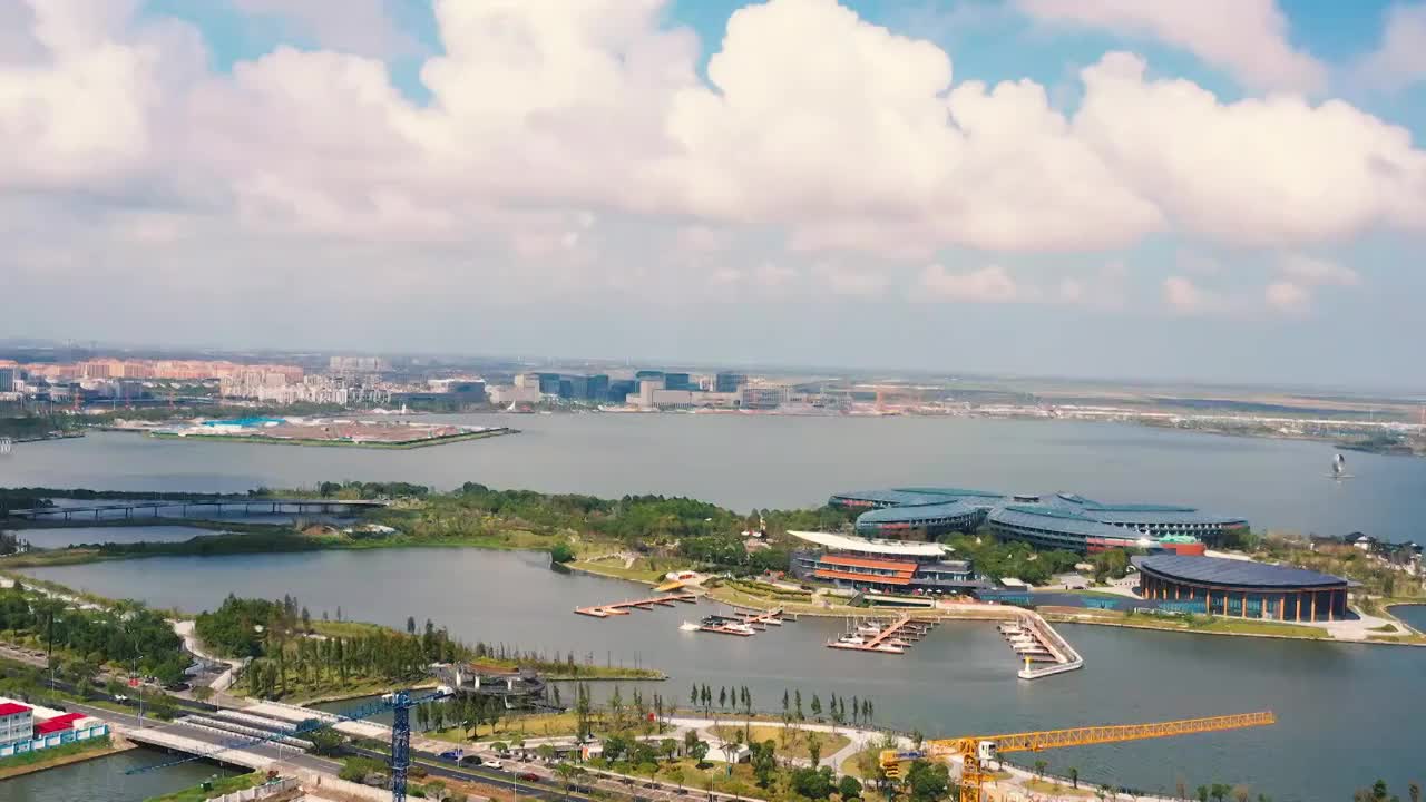 航拍上海市浦东新区临港新城滴水湖秋季风光视频素材