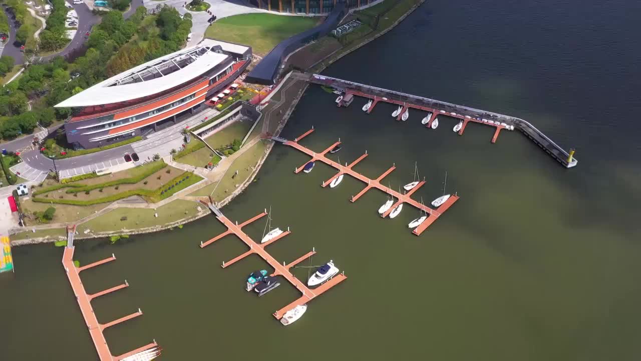 航拍上海市浦东新区临港新城滴水湖秋季风光视频素材