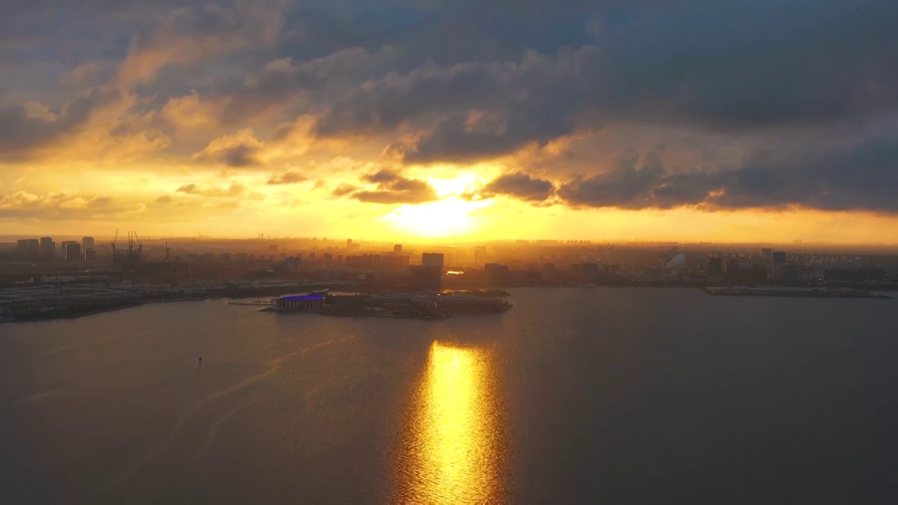 航拍上海市浦东新区临港新城滴水湖湿地公园落日视频素材