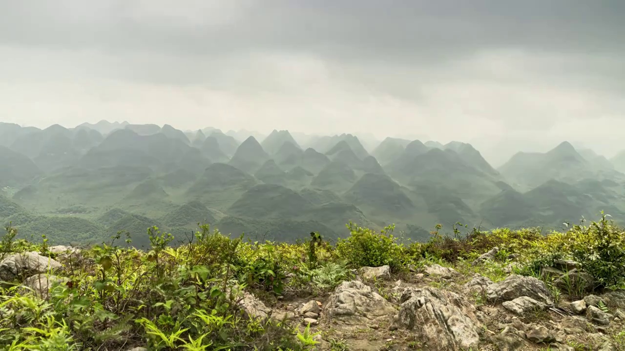 群山之首俯瞰水墨喀斯特峰丛视频素材