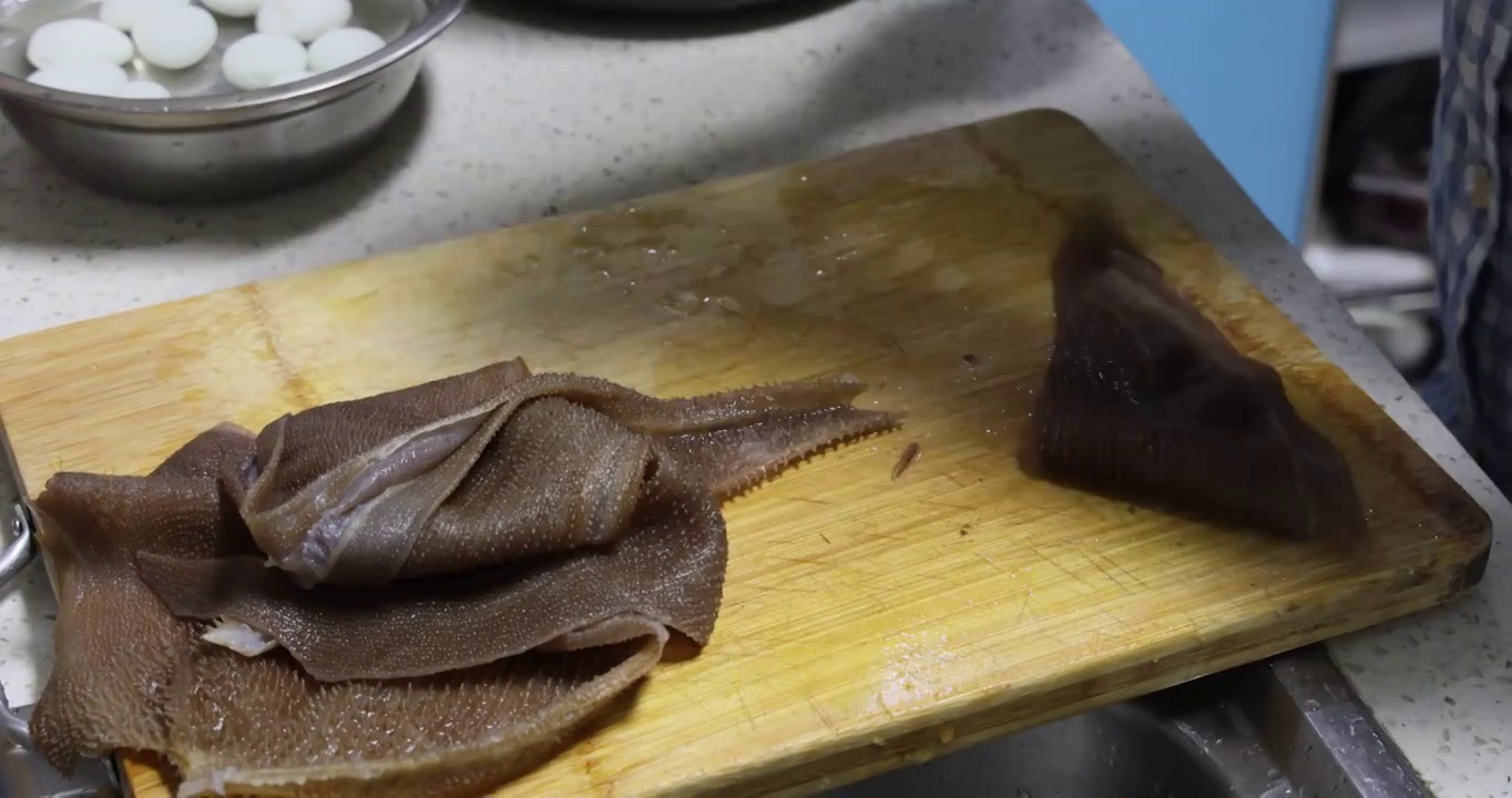 食材准备：用于烫火锅的牛毛肚切片视频素材