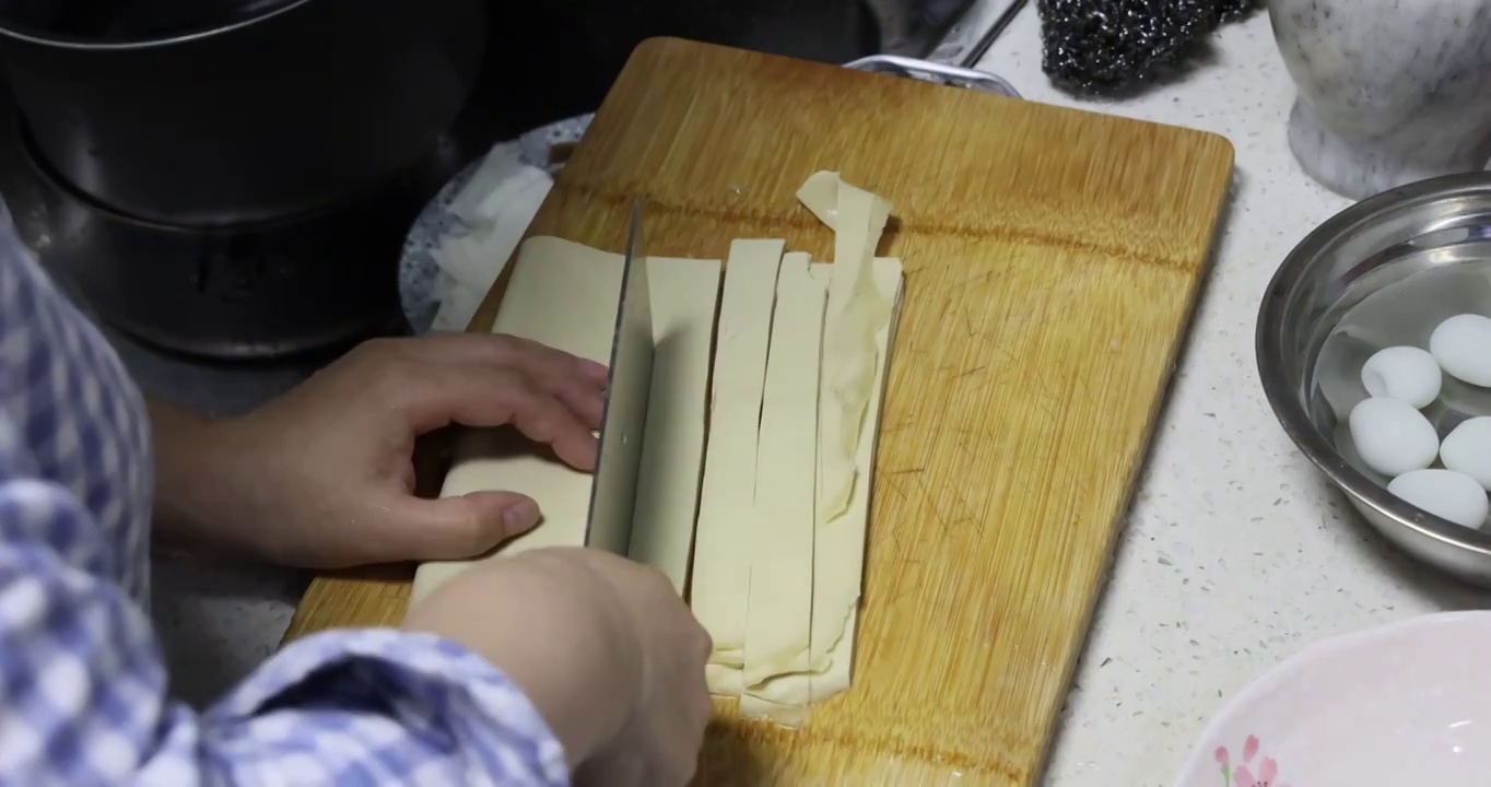 食材准备：用于烫火锅的豆腐片切条视频素材