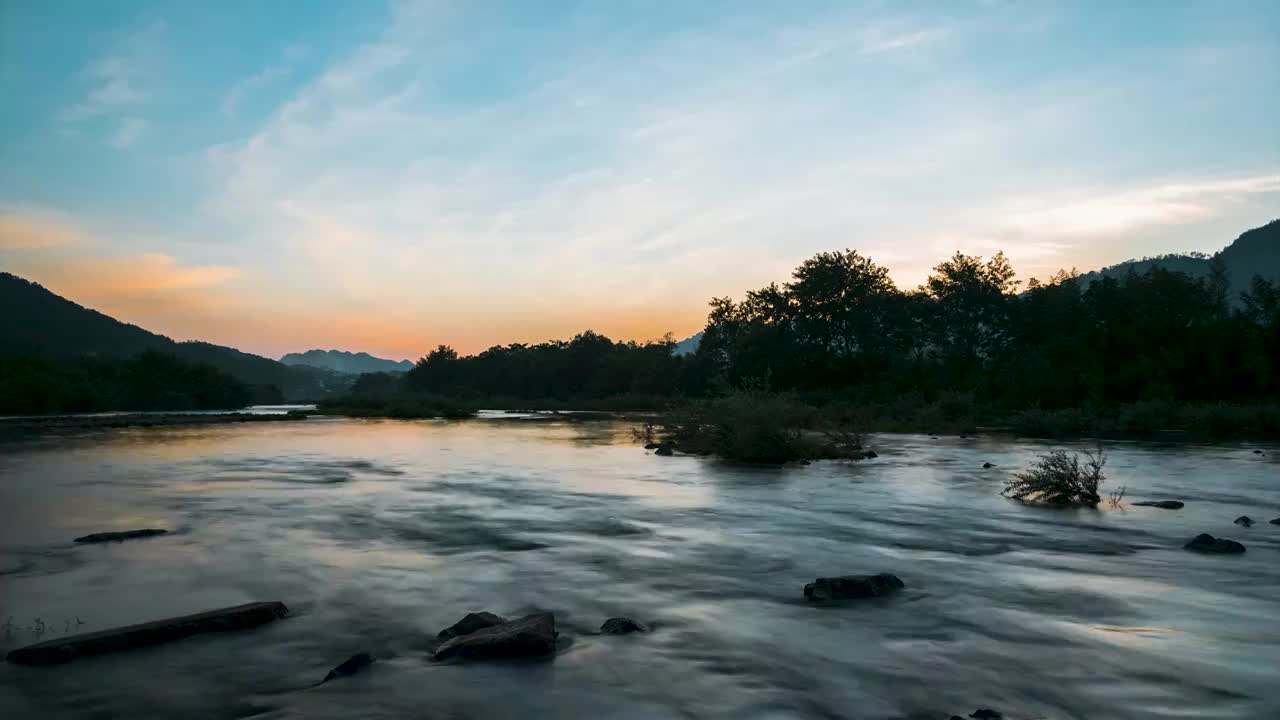 夏季早晨日出时分的河流延时摄影视频素材