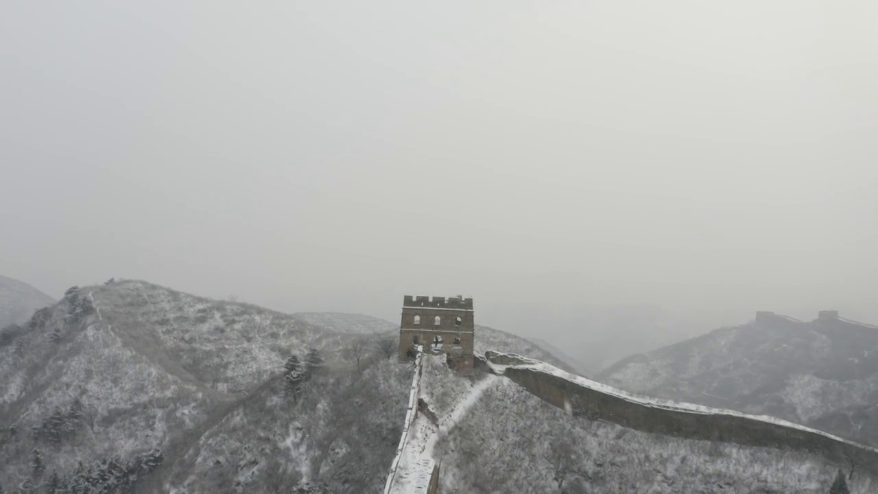 航拍古北口蟠龙山长城雪景全景视频素材