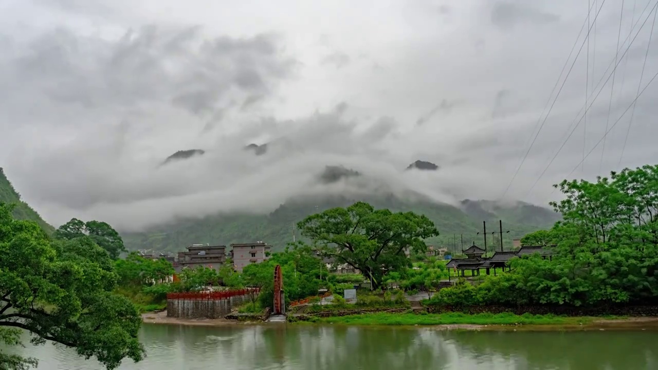 阳山秤架英明村雨后之晨视频素材