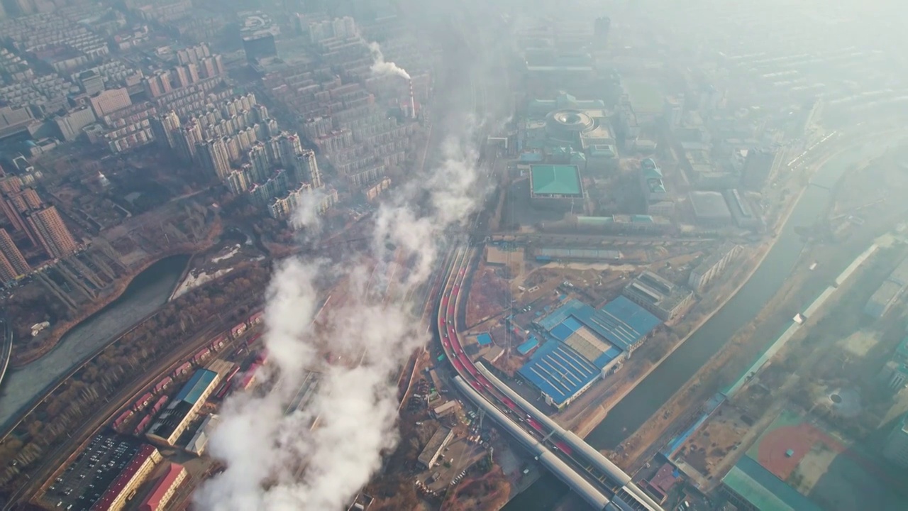 辽宁沈阳供暖烟囱与城市风景南北快速路航拍视频素材