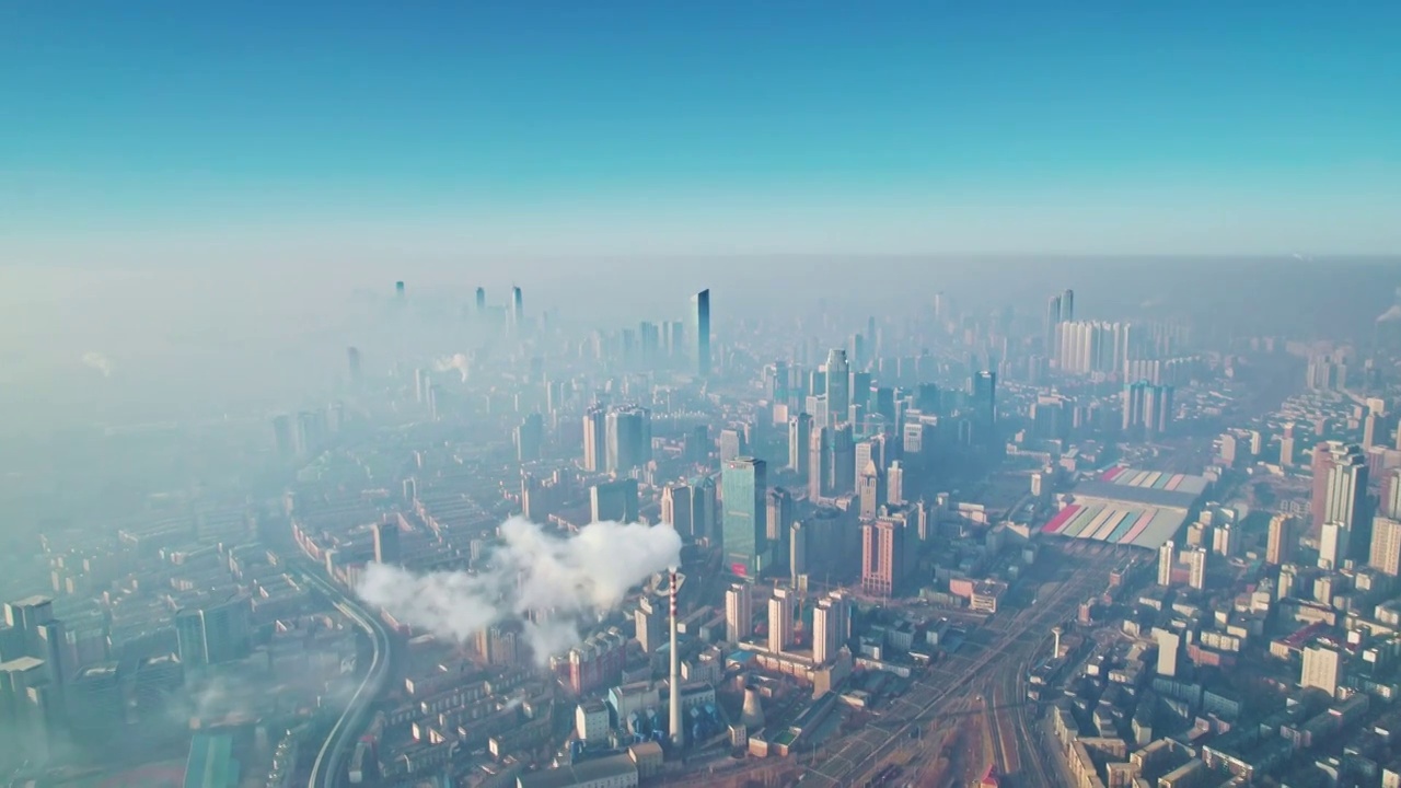 中国辽宁沈阳城市风景航拍晨雾雾霾烟囱天际线视频素材