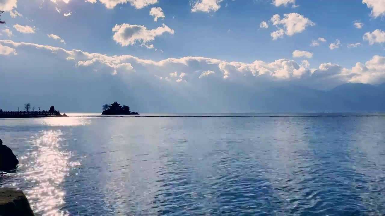 大理洱海边云海阳光海鸥飞舞视频素材