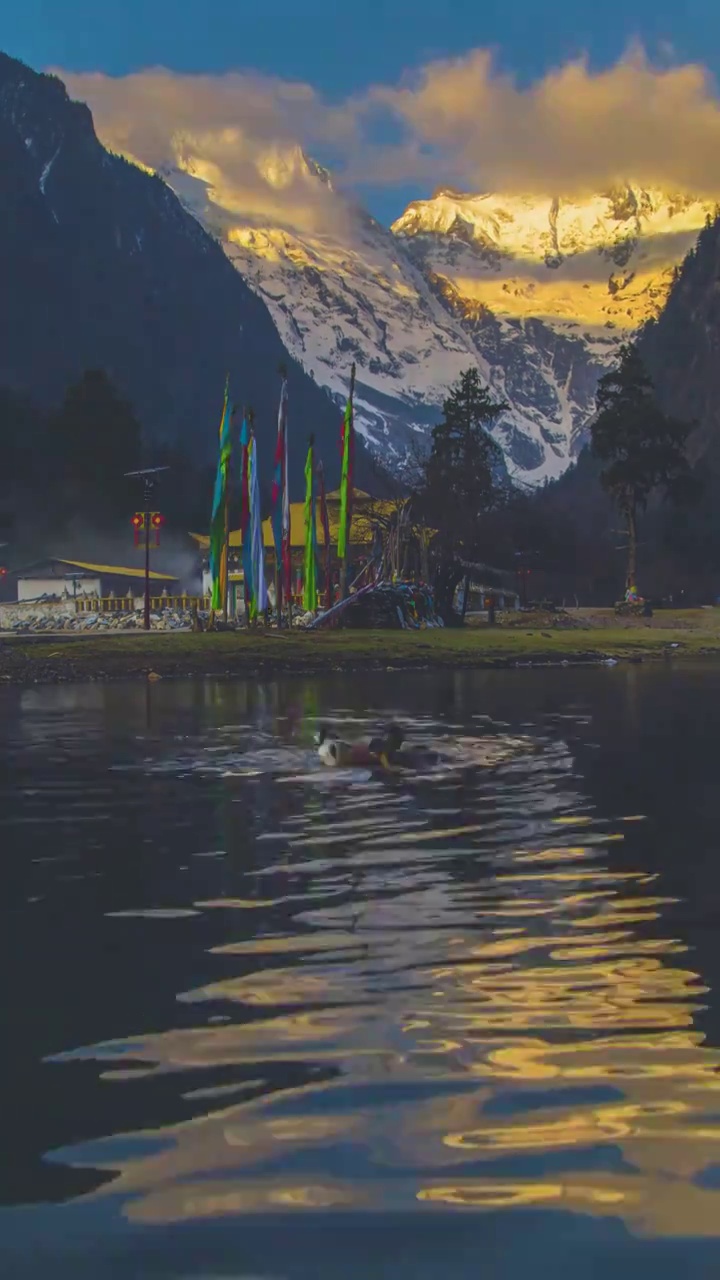 梅里雪山，日照金山视频素材