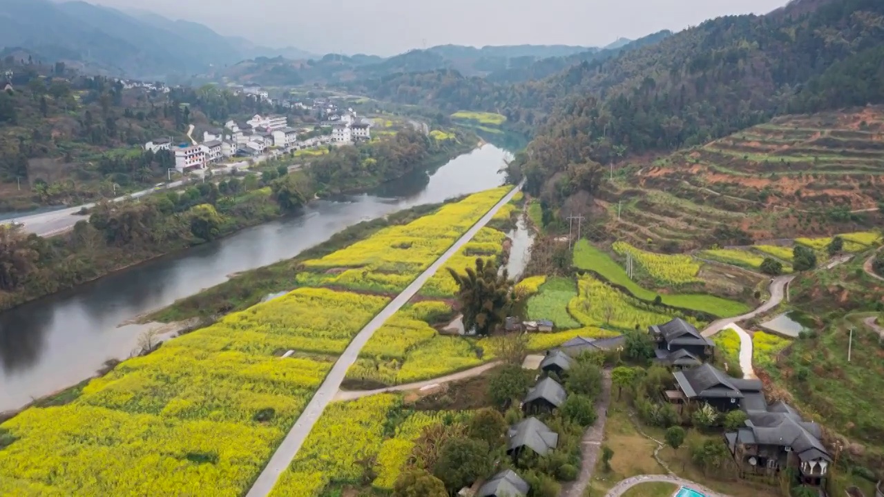 春天，贵州荔波漳江河沿岸的风光河油菜花视频素材