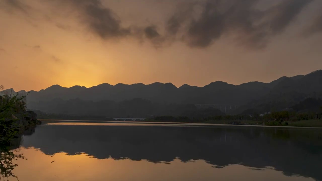 荔波月亮湖湿地公园黄昏落日写真视频素材