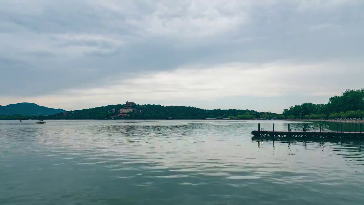 微雨中的昆明湖风云变幻视频素材