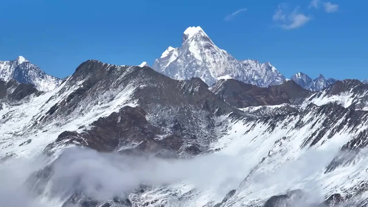 四姑娘山幺妹峰航拍视频素材