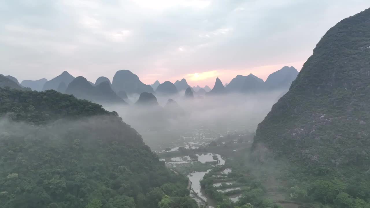 清晨日出时分桂林山谷中的田地和雾视频素材