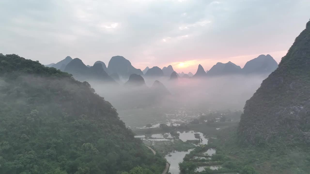 清晨日出时分桂林山谷中的田地和雾视频素材