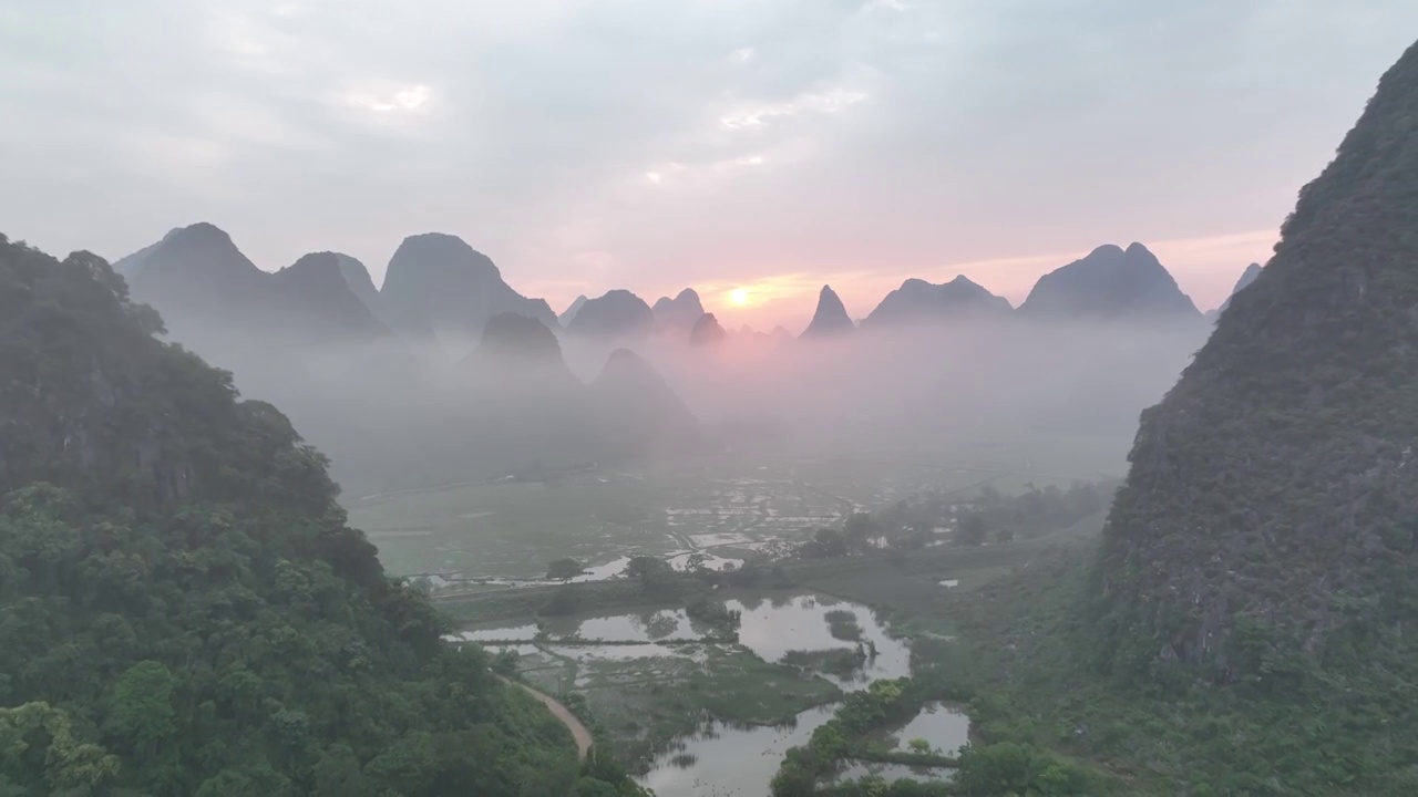 清晨日出时分桂林山谷中的田地和雾视频素材