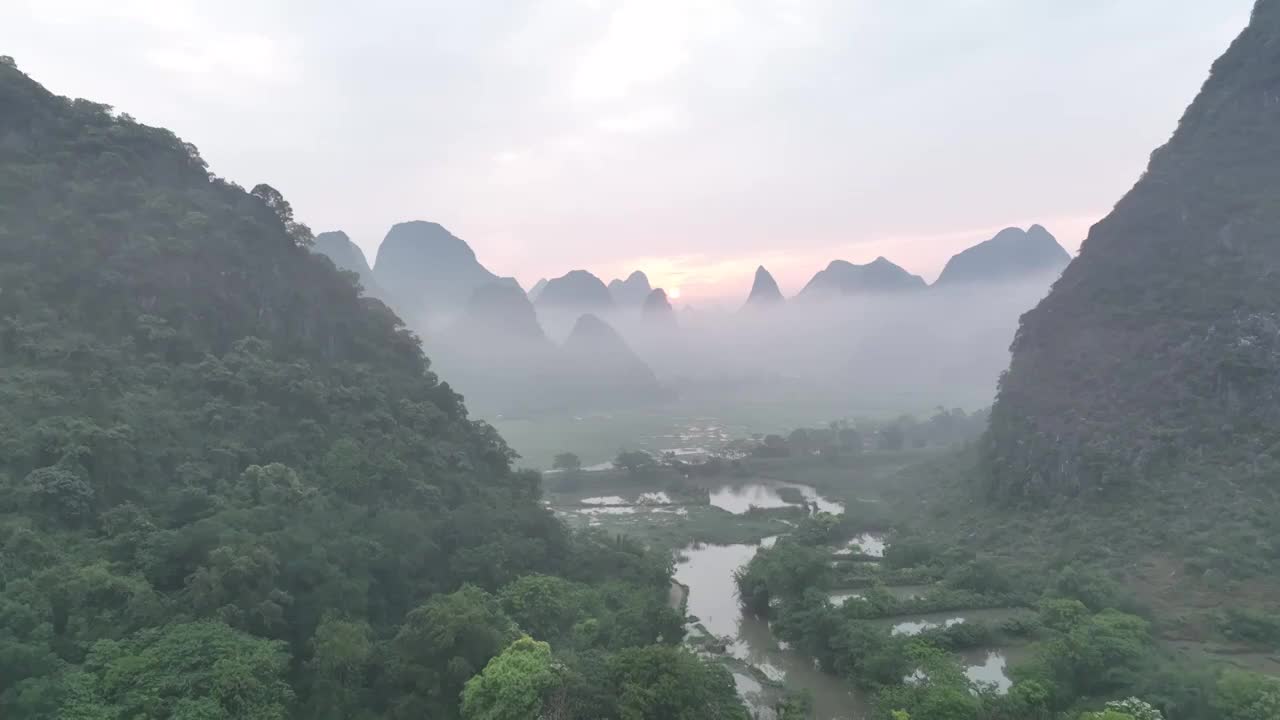 清晨日出时分桂林山谷中的田地和雾视频素材