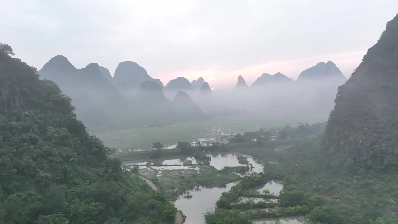 清晨日出时分桂林山谷中的田地和雾视频素材