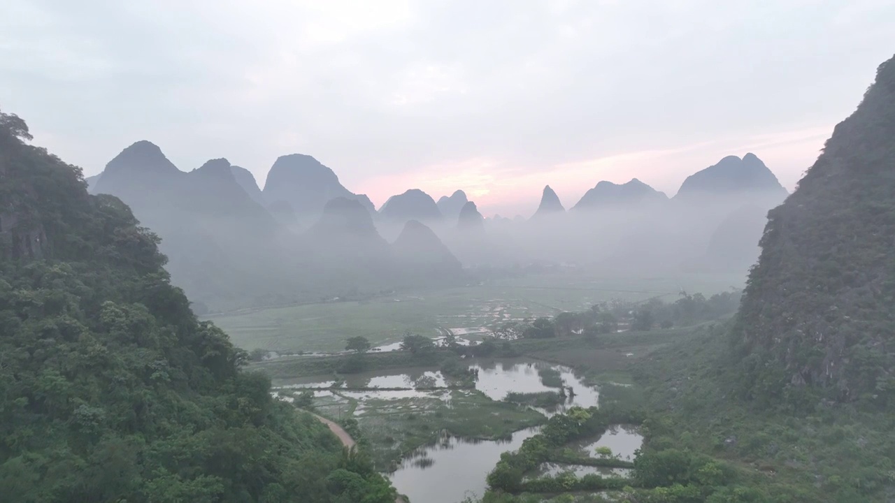 清晨日出时分桂林山谷中的田地和雾视频素材