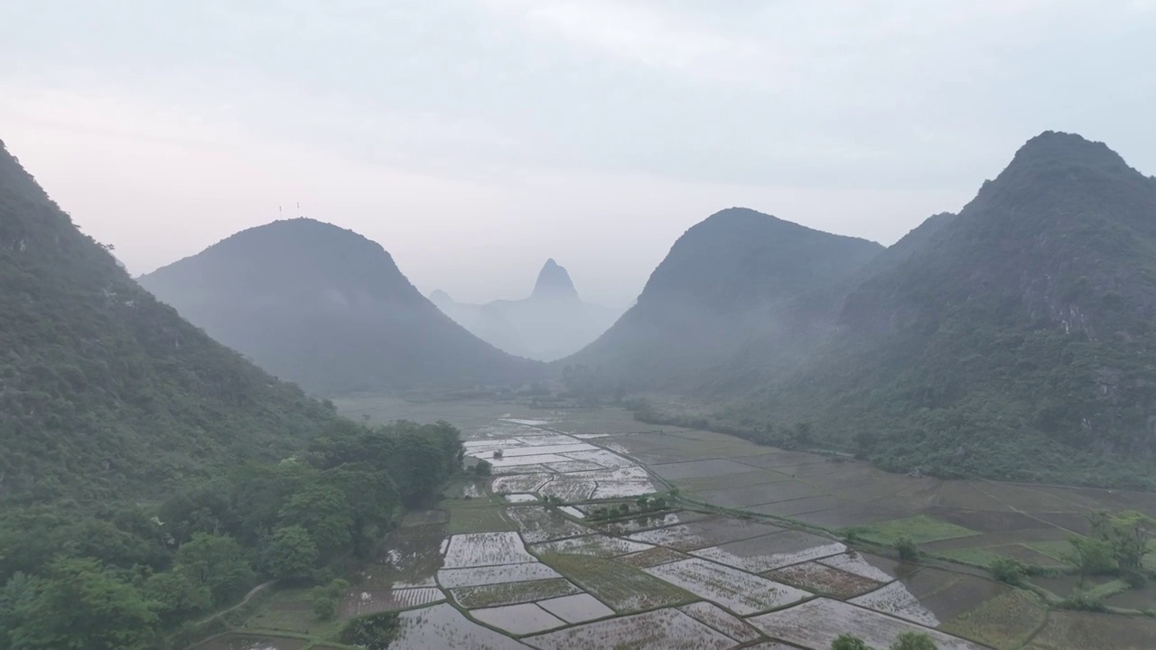 清晨日出时分桂林山谷中的田地和雾视频素材