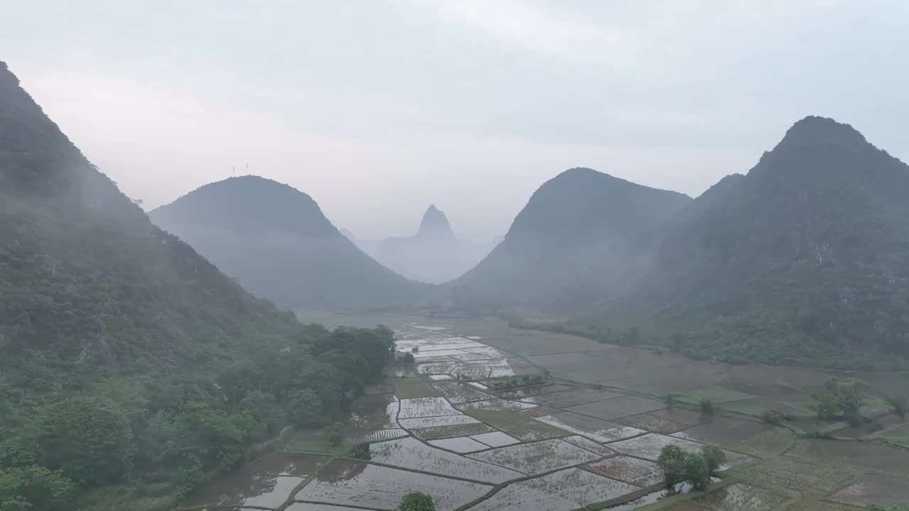 清晨日出时分桂林山谷中的田地和雾视频素材