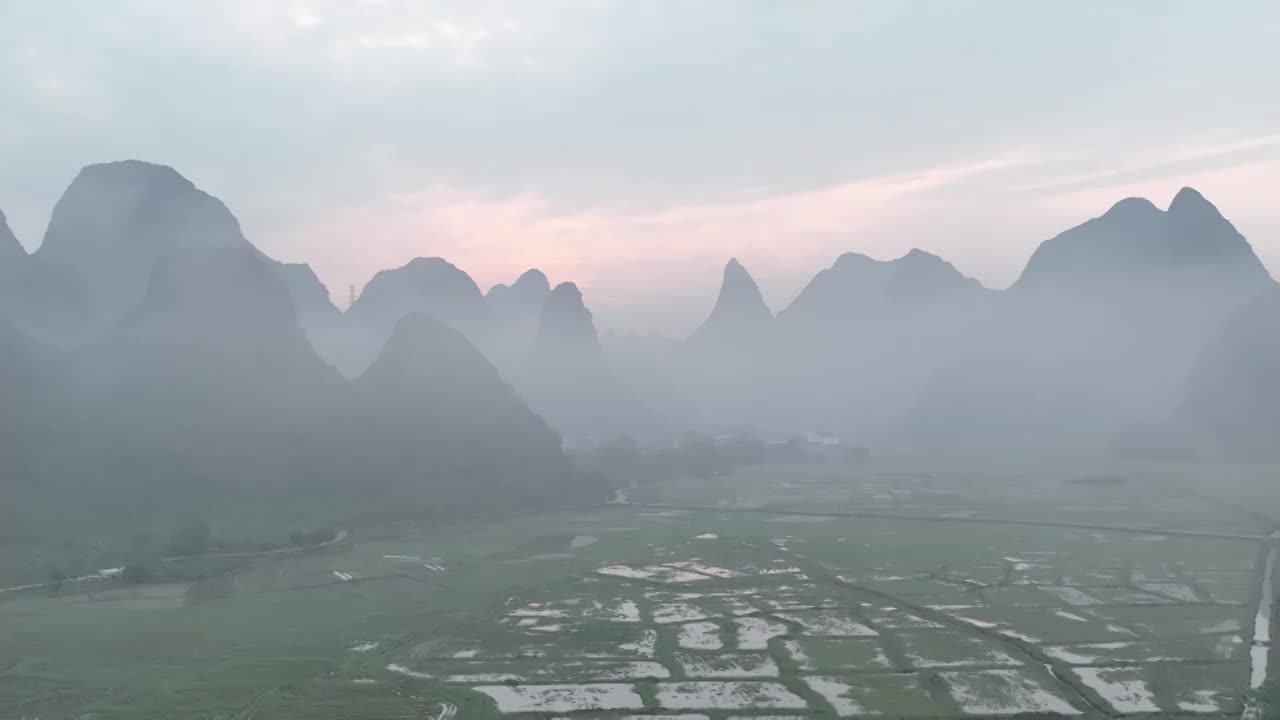 清晨日出时分桂林山谷中的田地和雾视频素材