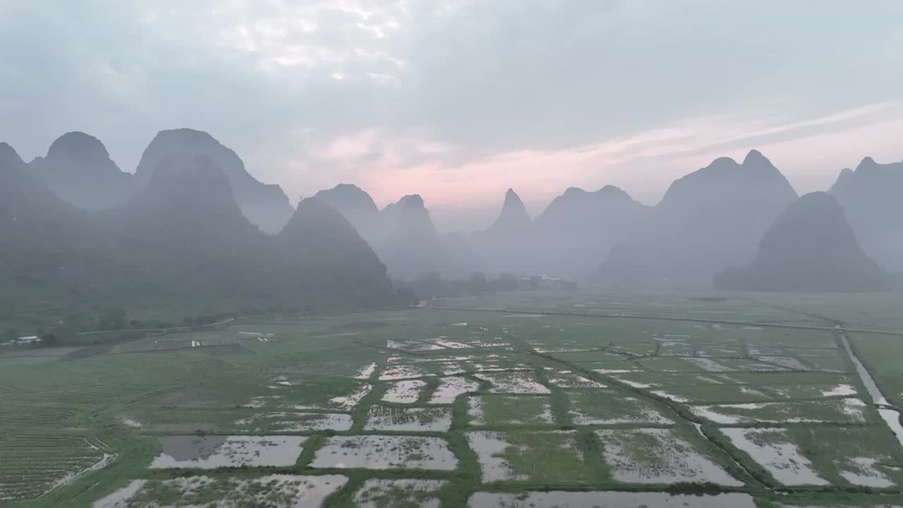 清晨日出时分桂林山谷中的田地和雾视频素材