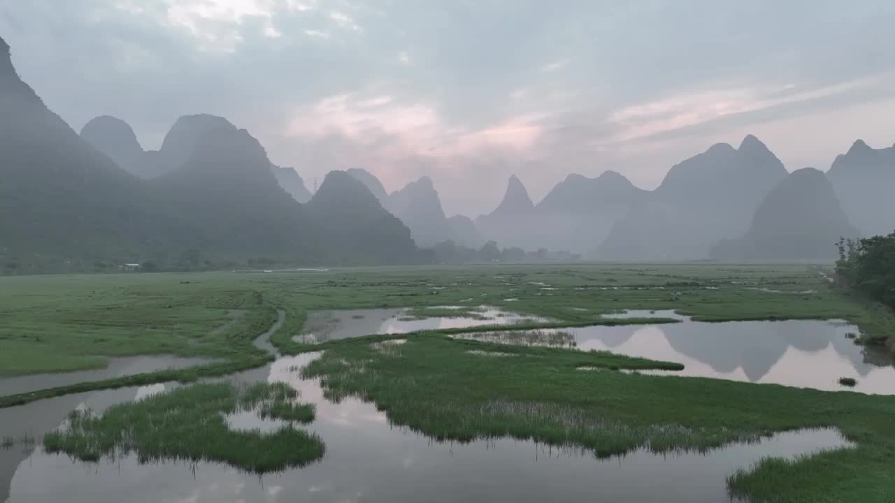 清晨日出时分桂林山谷中的田地和雾视频素材