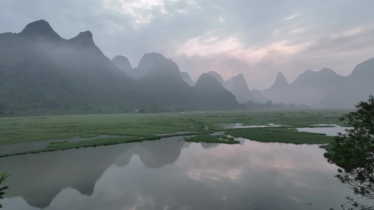 清晨日出时分桂林山谷中的田地和雾视频素材