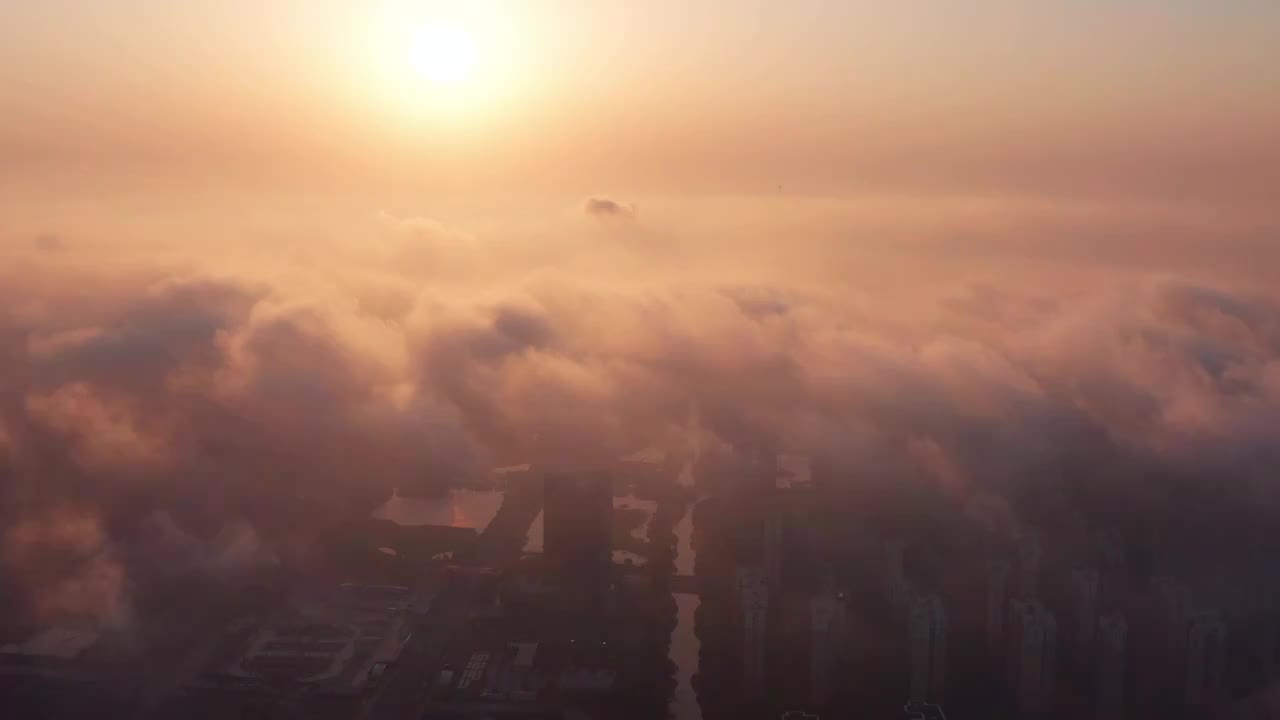 清晨苏州园区平流雾下的风景视频素材