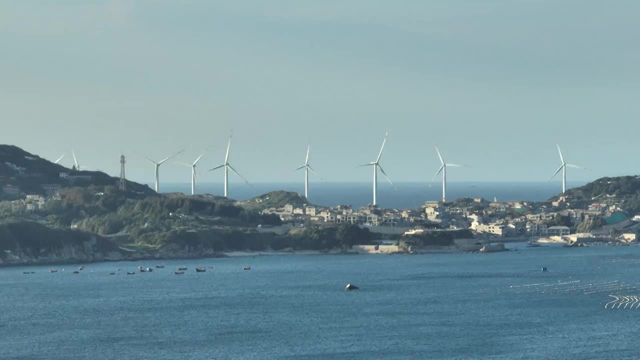 长焦视角平潭岛海面风力发电机视频素材