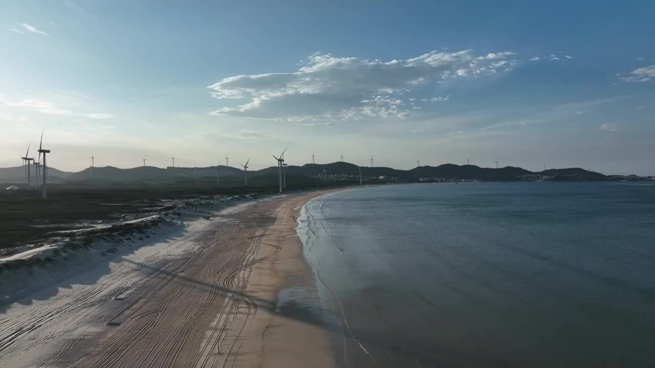 航拍福建平潭岛海滩风力发电机视频素材