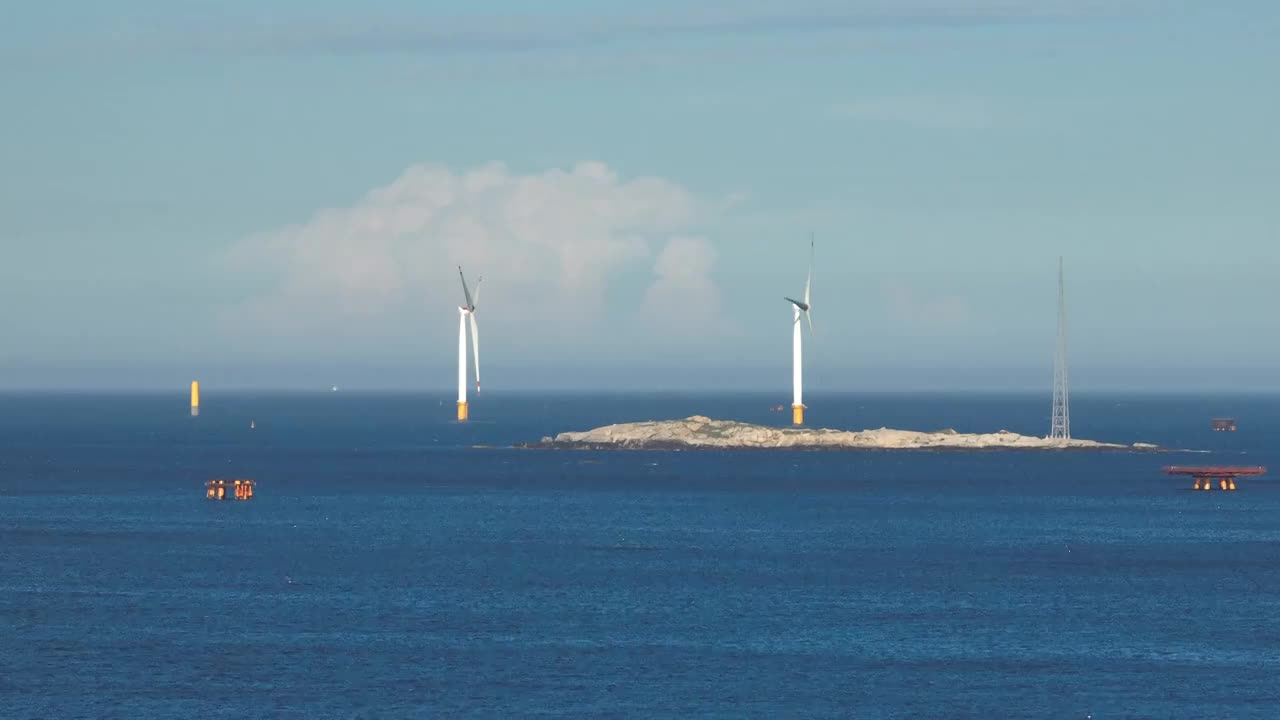 长焦视角平潭岛海面礁石风力发电机视频素材