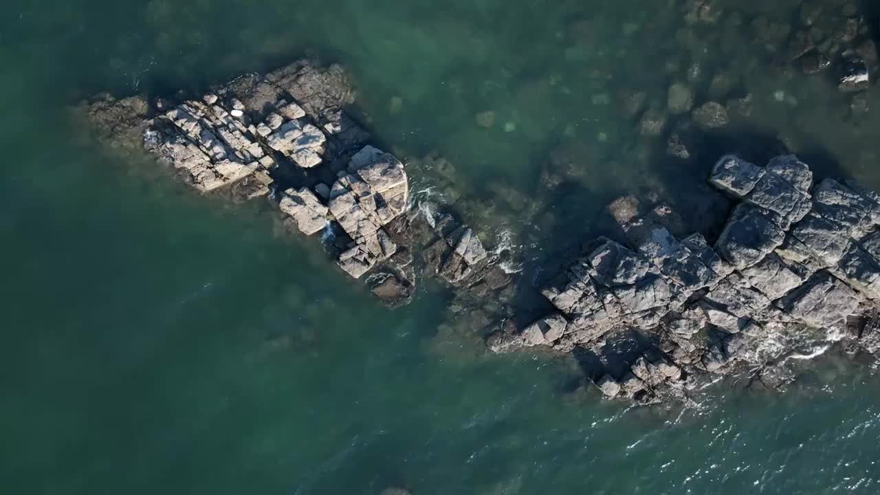 航拍海岛海面礁石视频素材