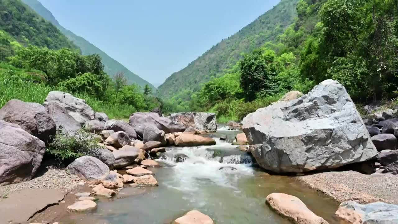 山谷中的河流视频素材